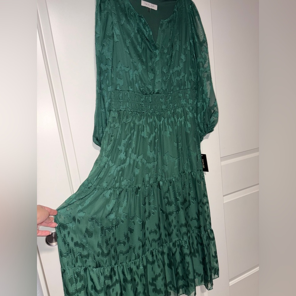 💚Elegant Green Taylor Dress💚 - Picture 8 of 10